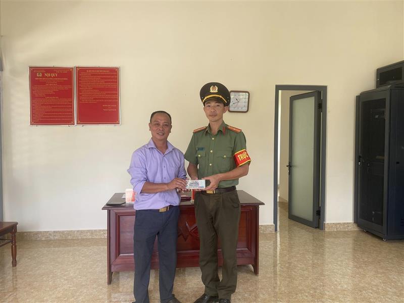 Ông Phạm Quốc Hoàn - người đánh rơi, nhânh lại số tiền trên từ trực ban Công an huyện. Ông Phạm Quốc Hoàn - người đánh rơi, nhânh lại số tiền trên từ trực ban Công an huyện.