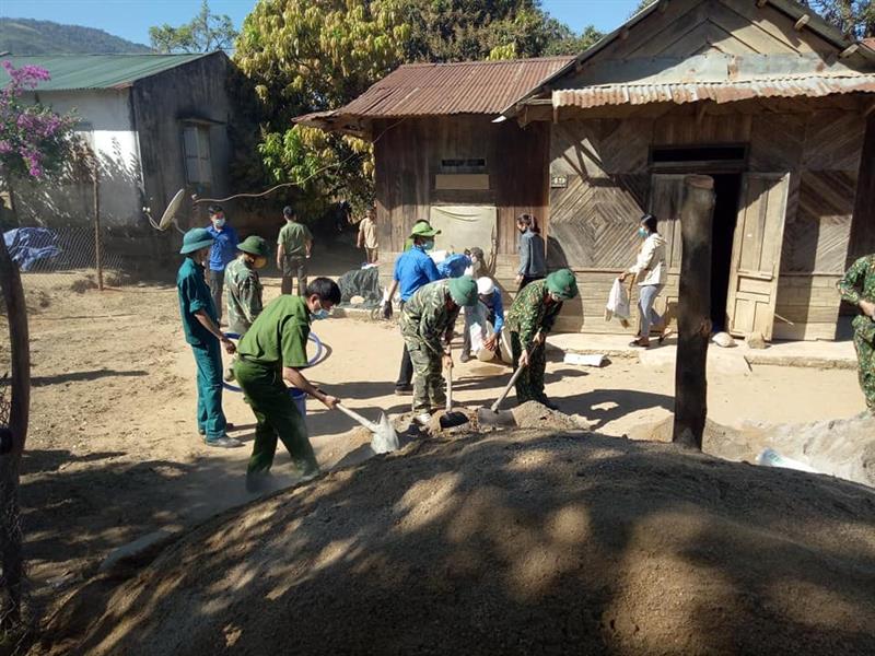 Phối hợp làm sân bê tông cho hộ dân góp phần xây dựng nông thôn mới tại xã Đạ Long Phối hợp làm sân bê tông cho hộ dân góp phần xây dựng nông thôn mới tại xã Đạ Long