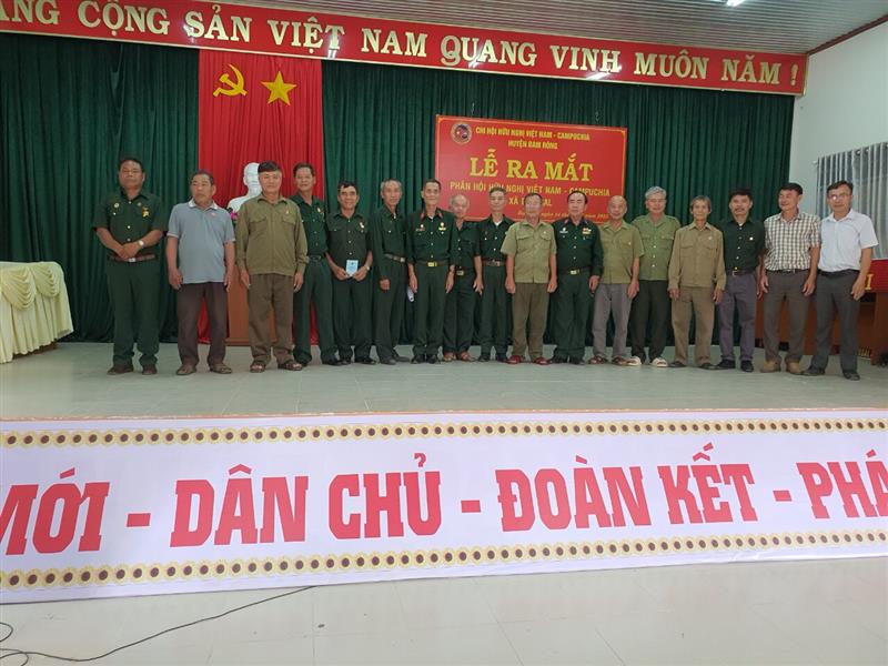 Ra mắt phân hội hữu nghị Việt Nam - Campuchia tại xã Đạ Rsal