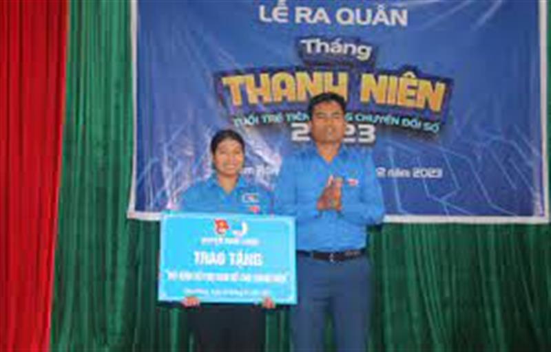 Anh Bon Krong Ha Nỗ - Phó Bí thư Huyện đoàn trao mô hình hỗ trợ sinh kế cho thanh niên