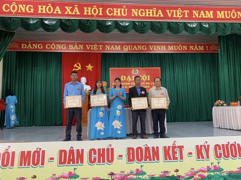 Tặng giấy khen cho 04 cá nhân xuất sắc trong công tác công đoàn 2018 - 2023 Tặng giấy khen cho 04 cá nhân xuất sắc trong công tác công đoàn 2018 - 2023