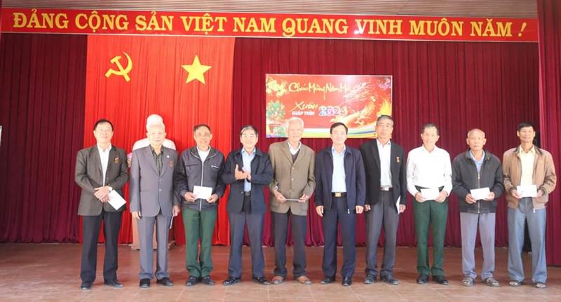 Tặng quà các đồng chí đảng viên trên 40 năm tuổi Đảng tại xã Đạ K' Nàng
