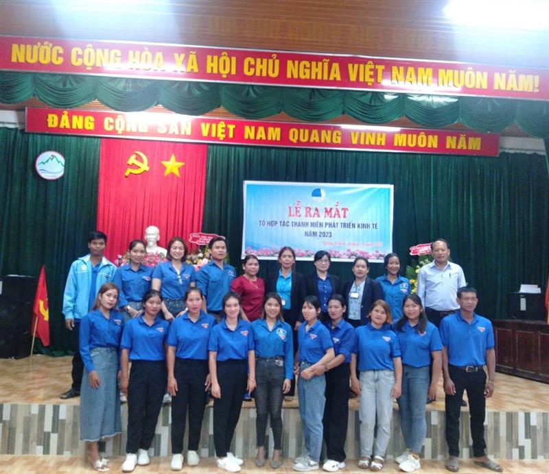 Thành lập tổ hợp tác thanh niên phát triển kinh tế xã Liêng Srônh năm 2023.jpg Thành lập tổ hợp tác thanh niên phát triển kinh tế xã Liêng Srônh năm 2023.jpg