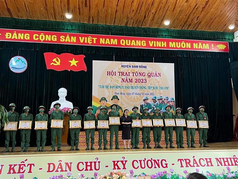 Thanh niên hăng hái tình nguyện tham gia xây dựng và bảo vệ Tổ quốc Thanh niên hăng hái tình nguyện tham gia xây dựng và bảo vệ Tổ quốc