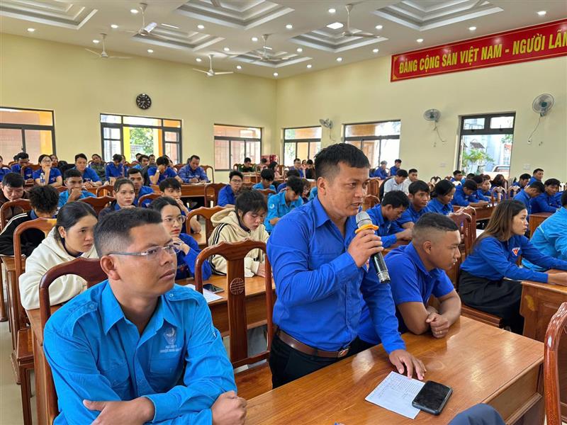 Thanh niên tham gia đặt câu hỏi để các đồng chí Chủ trì giải đáp tại Hội nghị.jpg Thanh niên tham gia đặt câu hỏi để các đồng chí Chủ trì giải đáp tại Hội nghị.jpg