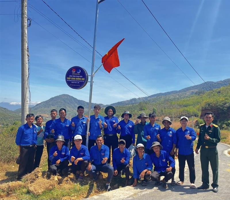 Thanh niên tích cực tham gia làm công trình Thắp sáng đường quê tại xã Đạ Long Thanh niên tích cực tham gia làm công trình Thắp sáng đường quê tại xã Đạ Long