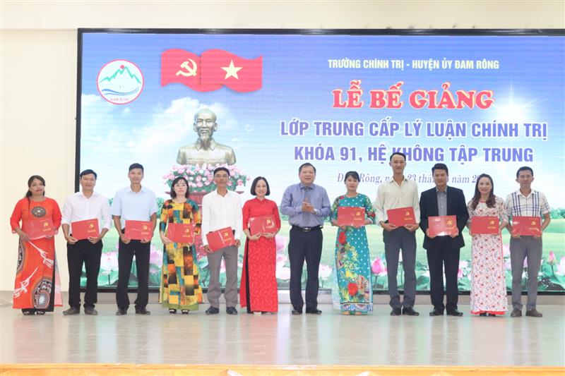 Thầy Nguyễn Vĩnh Phúc, Tỉnh ủy viên, Bí thư Đảng ủy, Hiệu trưởng Trường chính trị Tỉnh Lâm Đồng trao bằng tốt nghiệp cho học viên