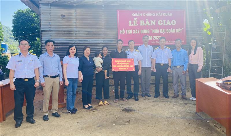 Thượng tá Vũ Viết Bằng, Phó Chính uỷ Lữ đoàn 162 trao kinh phí hỗ trợ xây dựng Nhà đại đoàn kết cho gia đình anh Cil Ha Sáo