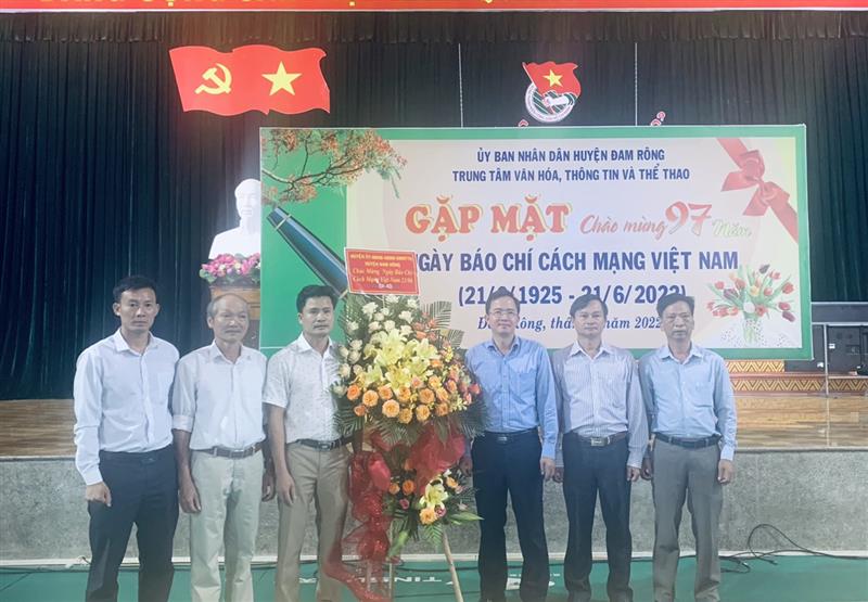 Thường trực Huyện ủy  thăm và tặng hoa chúc mừng Trung tâm Văn hóa thông tin và thể thao huyện Thường trực Huyện ủy  thăm và tặng hoa chúc mừng Trung tâm Văn hóa thông tin và thể thao huyện