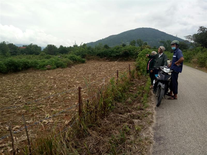 Tổ công tác của huyện cùng xã đi khảo sát diện tích đất chuẩn bị trồng dâu của hộ dân