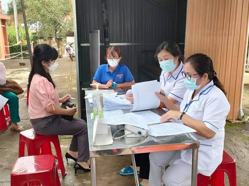 Trạm Y tế xã Liếng Srônh thực hiện chiến dịch tiêm phòng Covid - 19 cho người dân 