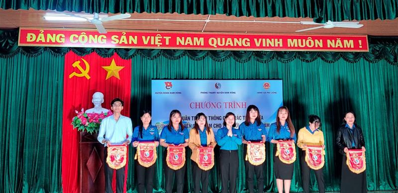 Trao cờ lưu niệm cho các đội tham gia Hội thi truyền thông bảo vệ môi trường