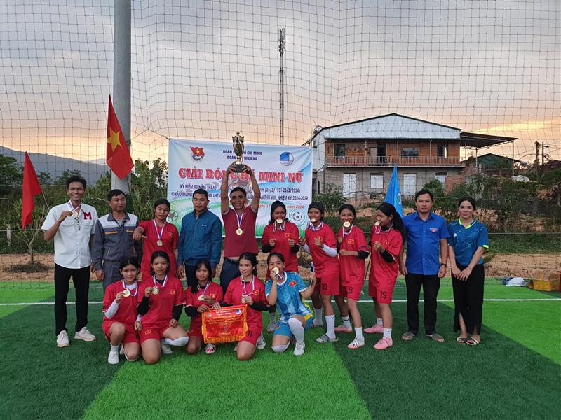 Trao giải nhất cho đội bóng trường THPT Nguyễn Chí Thanh