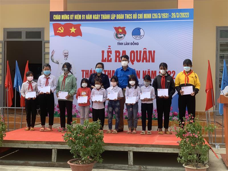 Trao học bổng cho các em học sinh có hoàn cảnh khó khăn ở xã Đạ Tông Trao học bổng cho các em học sinh có hoàn cảnh khó khăn ở xã Đạ Tông