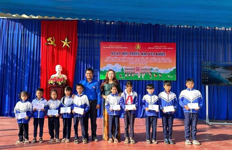 Trao học bổng cho thiếu nhi có hoàn cảnh khó khăn trong ngày hội Trao học bổng cho thiếu nhi có hoàn cảnh khó khăn trong ngày hội
