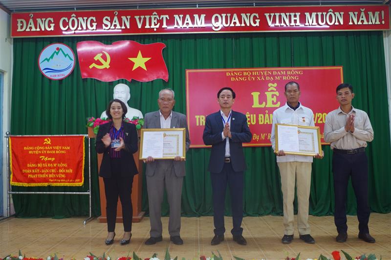 Trao Huy hiệu 30 năm tuổi Đảng cho 2 đồng chí Liêng Jrang Ha Tương và đồng chí Đa Cát Ha Biêng Trao Huy hiệu 30 năm tuổi Đảng cho 2 đồng chí Liêng Jrang Ha Tương và đồng chí Đa Cát Ha Biêng