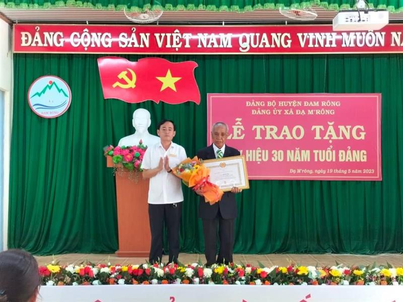 Trao Huy hiệu 30 năm tuổi Đảng tại xã Đạ M'rông