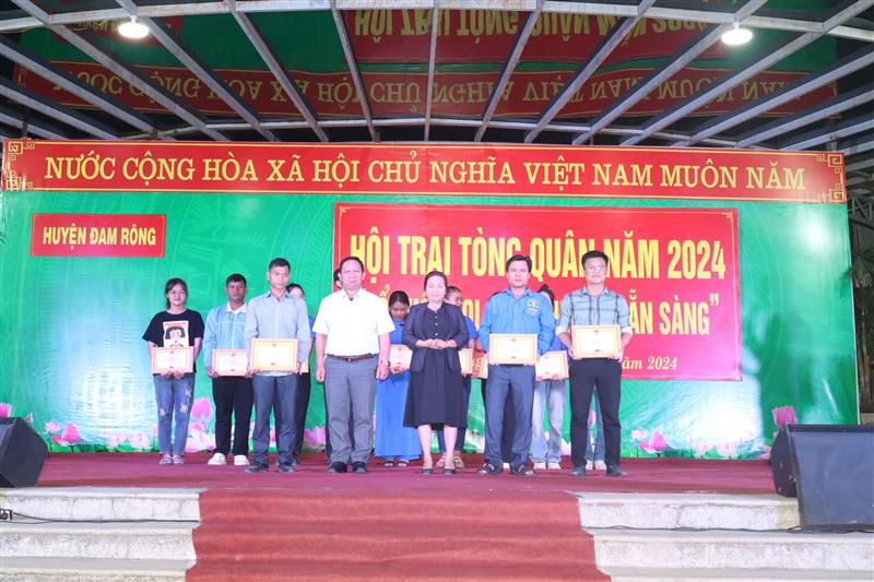 Trao khen thưởng cho các đơn vị đạt thành tích cao tham gia Hội trại Trao khen thưởng cho các đơn vị đạt thành tích cao tham gia Hội trại
