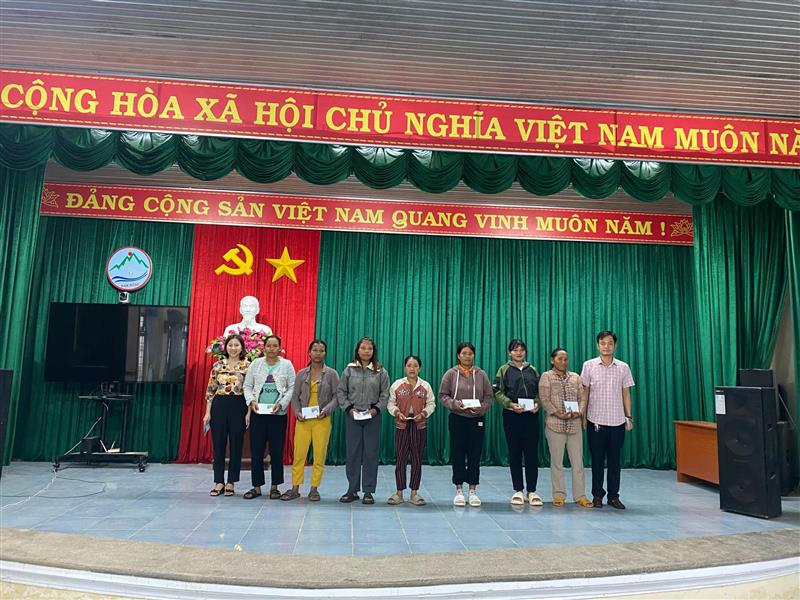 Trao sinh kế cho hộ cận nghèo và hộ khó khăn đồng bào dân tộc thiểu số trên địa bàn xã Đạ Long.jpg Trao sinh kế cho hộ cận nghèo và hộ khó khăn đồng bào dân tộc thiểu số trên địa bàn xã Đạ Long.jpg