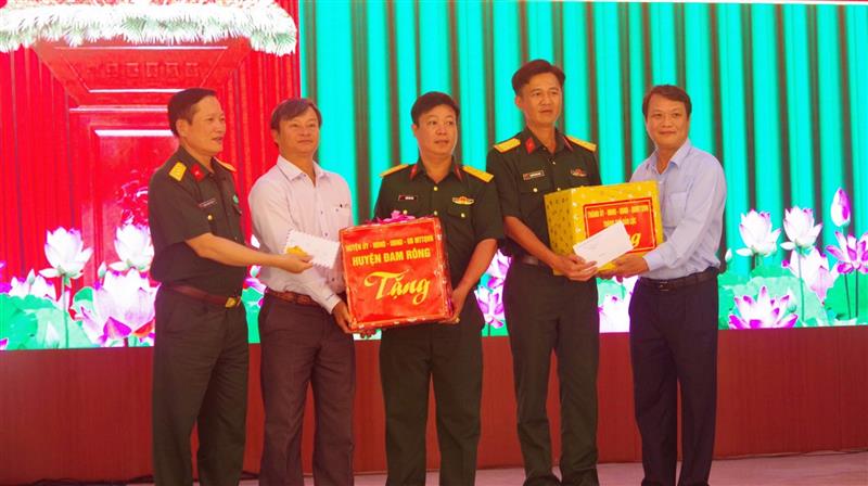 Trao tặng quà cảm ơn Đảng ủy, Ban Chỉ huy, cán bộ, chiến sĩ Trung đoàn 88.jpg Trao tặng quà cảm ơn Đảng ủy, Ban Chỉ huy, cán bộ, chiến sĩ Trung đoàn 88.jpg