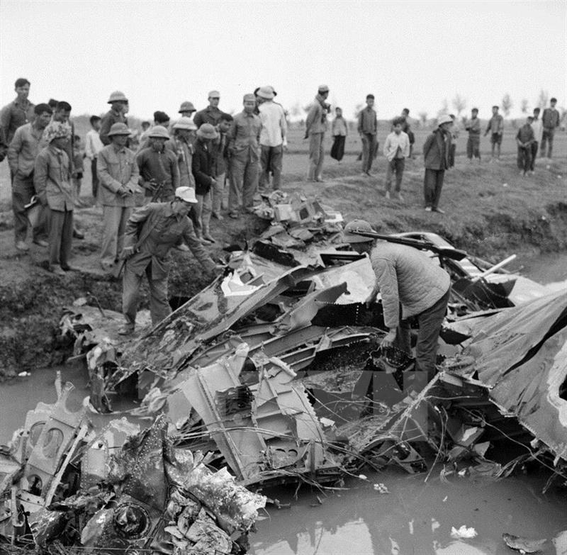 xác máy bay B52 bị bắn rơi